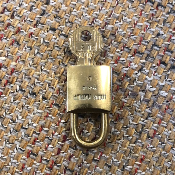 Vintage LV Louis Vuitton Padlock Lock & Key 219 - Picture 14 of 16